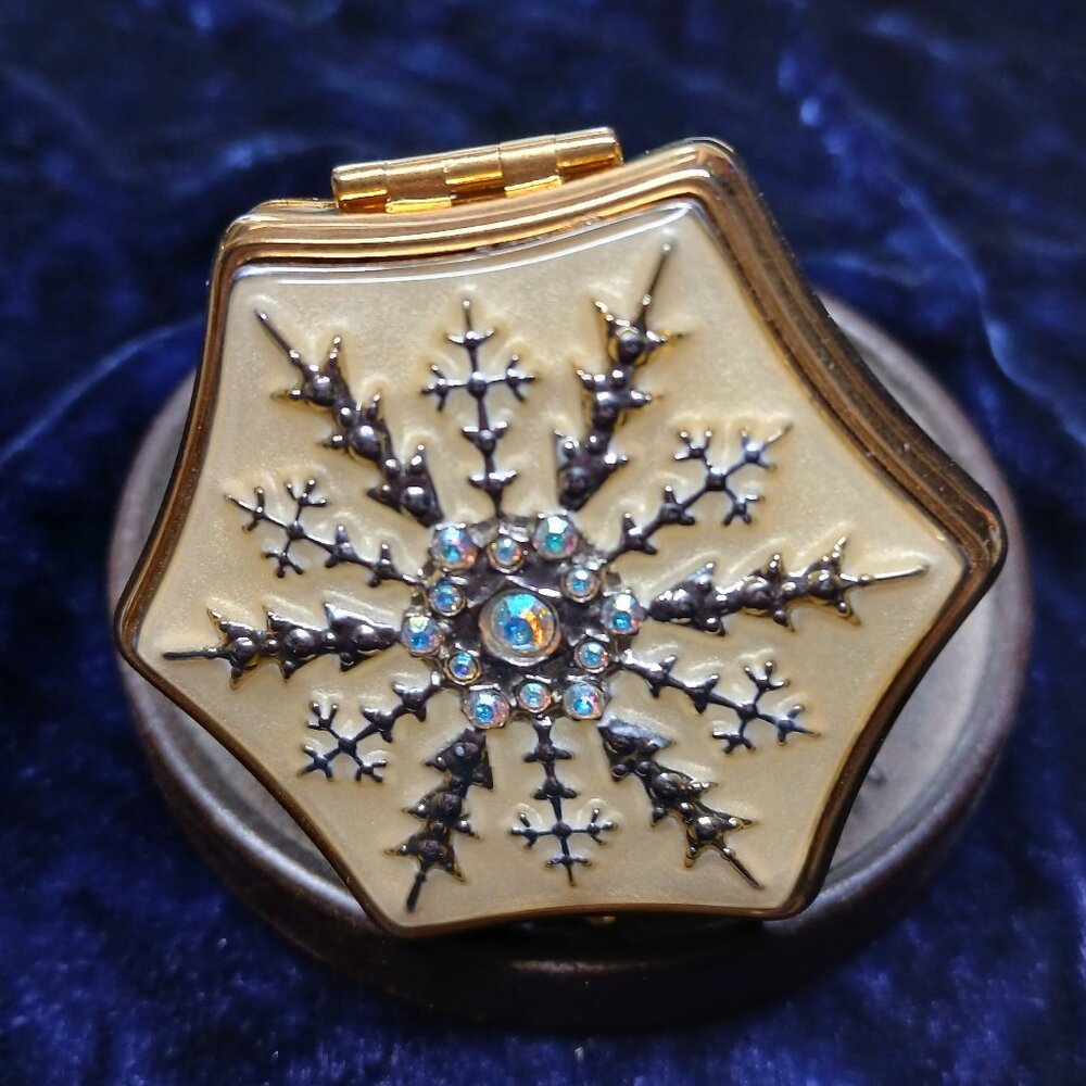 Estee Lauder Snow Fling Compact in box